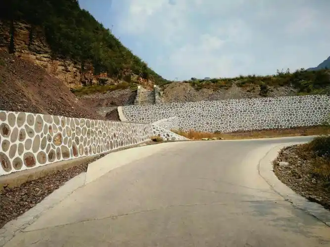 克昌村公路护坡治理后