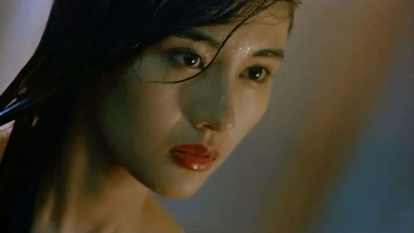 90年代女神李嘉欣生病病重住院捡回一命,网友为什么却都在骂她?