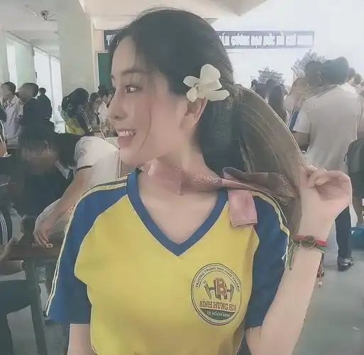 高中女孩被称为"纯欲系校花"!普通校服穿出高级感,令学生羡慕