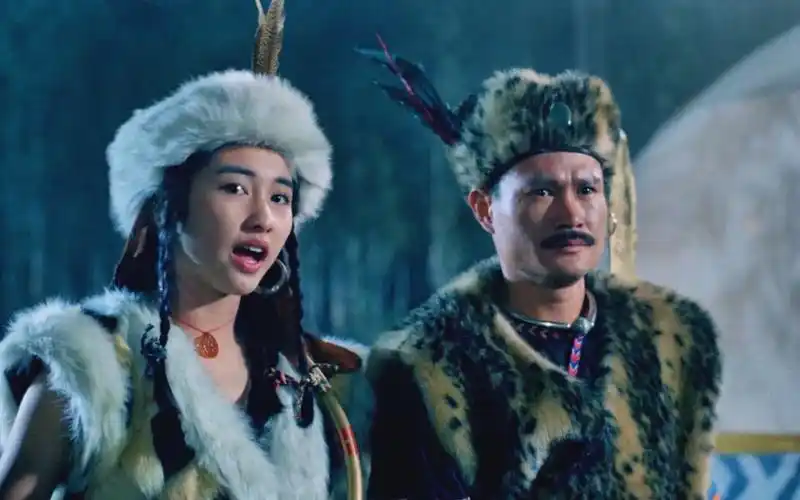 灵幻至尊:女鬼太凶猛,英叔招架不住,拿出法宝艰难取胜