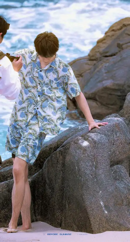 刘耀文腿好细#刘耀文三亚路透不是我说刘耀文的腿好长!