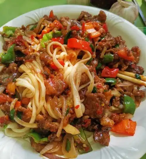 新疆公认"第一"拌面,30元两大盘,藏在"废墟"里客人也爆满