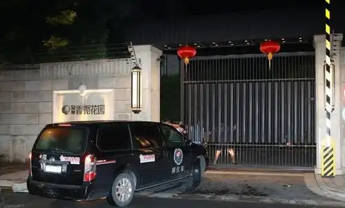 乔任梁家外出现殡仪车