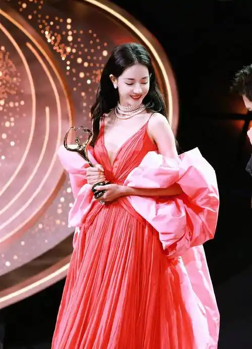 迪丽热巴微博之夜又美出新高度!