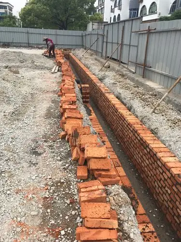 4.25施工内容:停车场渗水渠细沙包角,碎石填充,南侧道路渗水渠细沙垫