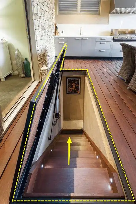 而国外不仅会隐形卧室门,还会将地下室的楼梯口也顺便给隐藏起来,类似