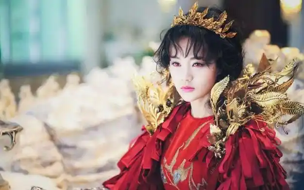 2018年,李一桐担任女主出演了《鹤唳华亭》,搭档罗晋.