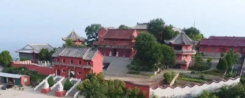 中国四大钨矿是赣南西华山,大吉山,岿美山,盘古山.