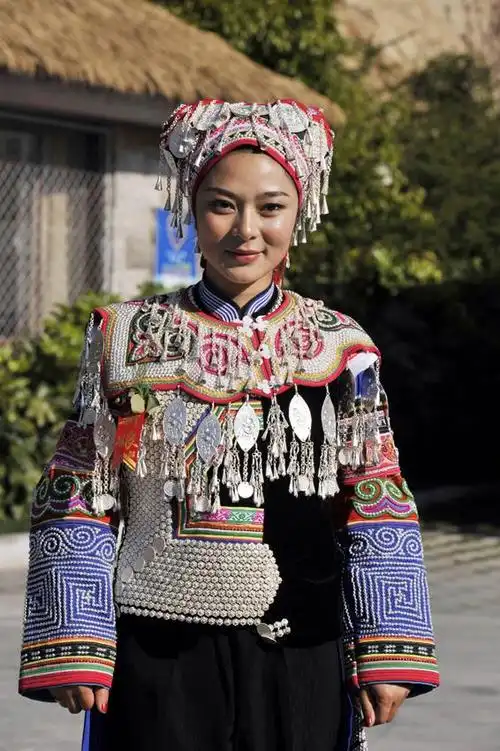 上一页 下一页 作品名称: 红河彝家新嫁娘  作品描述: 2013年2月27日