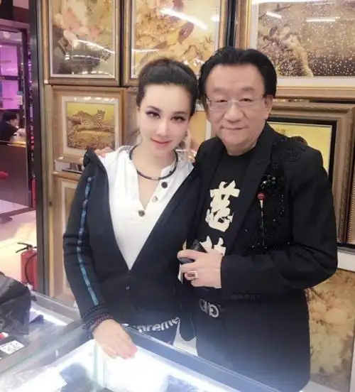 侯耀华与女徒弟举止亲昵 名牌包情侣表豪送不停 经纪人发声否认师徒