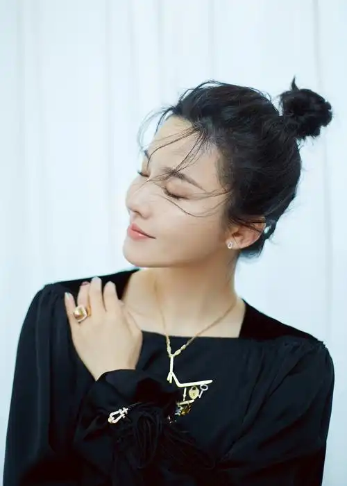 杨子姗拼接礼服亮相盛典 展独立女性态度勇敢做自己