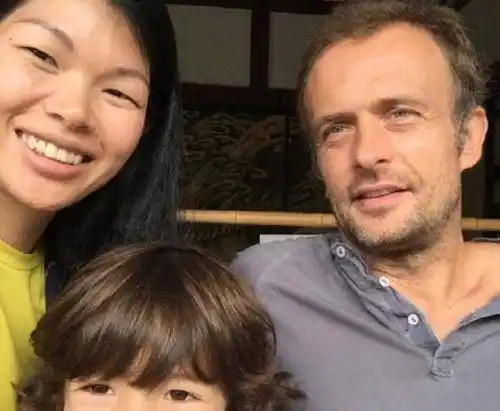 超模吕燕:因外貌备受争议,嫁给国外贵族老公被宠成公主_北京王府井