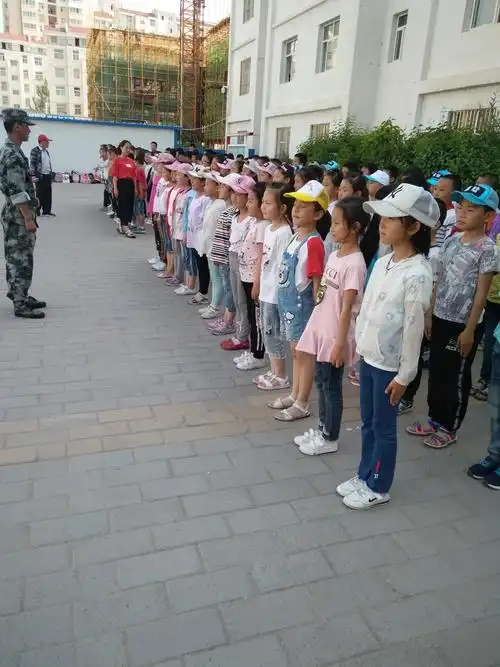 孩子们立正站得多正啊!