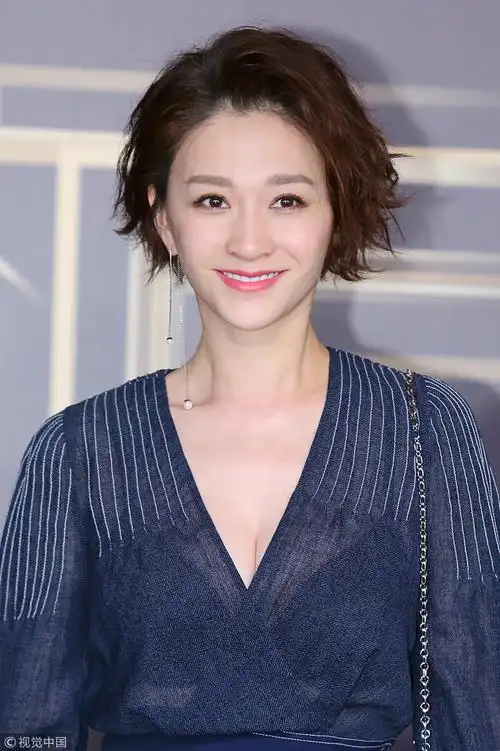 李小冉穿深v长裙小露事业线知性典雅