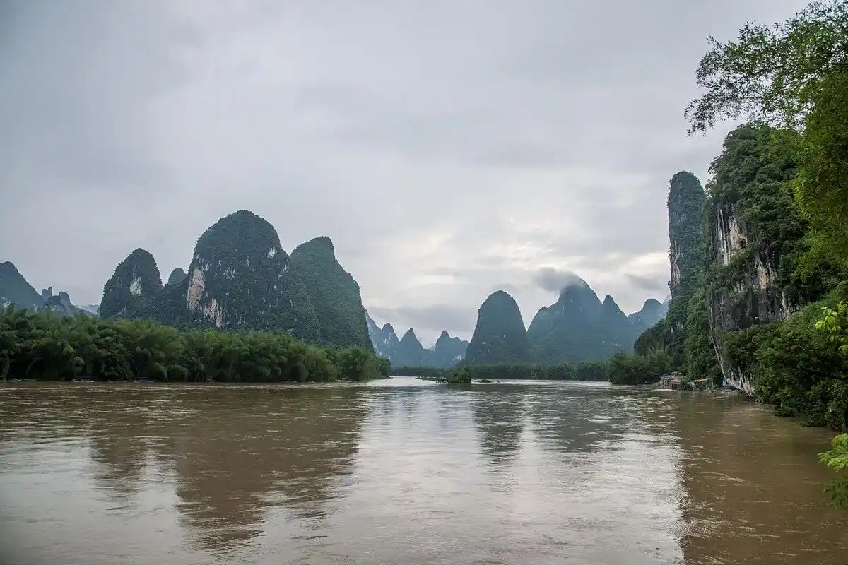 国家重点风景名胜区,是世界上规模最大,风景最美的岩溶山水游览区