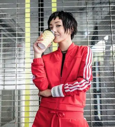 郭采洁生来就好动 运动装搭短发时尚最时尚