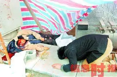 广州一工地擦窗机8楼坠落 摔死1人砸死1人(图)