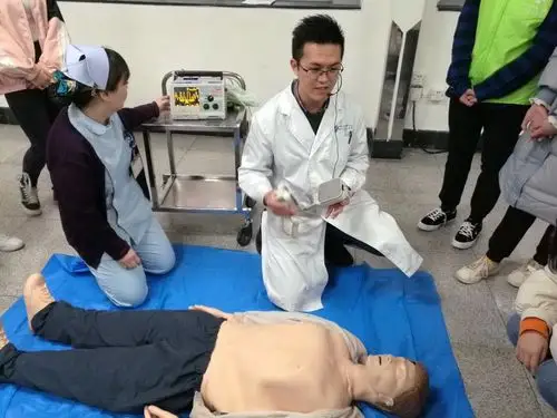 讲解cpr和除颤仪的配合使用