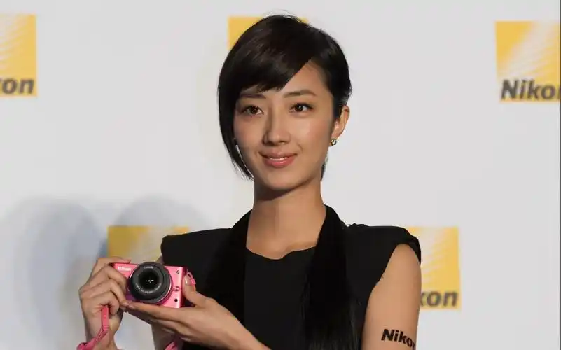 女明星桂纶镁颜值扛把子美貌和帅气并存