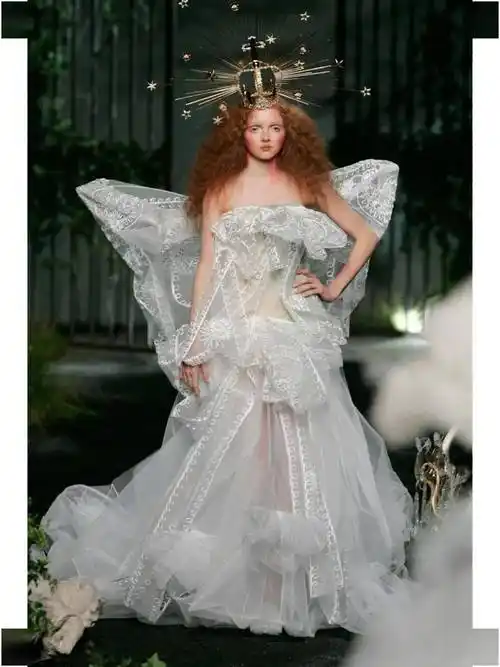 christian dior 2007 海盗爷以《蝴蝶夫人》为灵感,在秀服的设计中