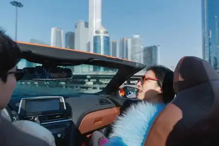 时尚的青年伴侣驾驶跑车兜风