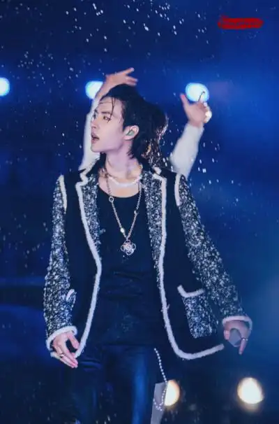 uniq-王一博 20191231 湖南卫视跨年 《无感》水舞台