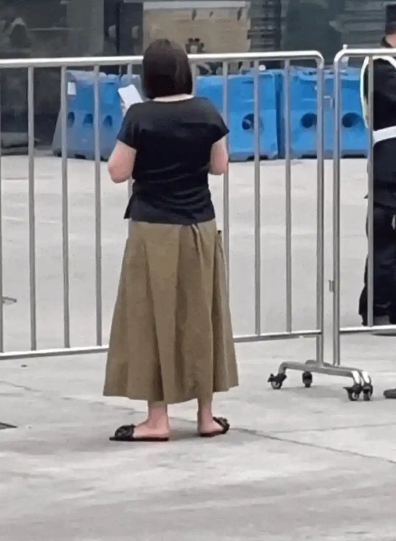 王源妈妈想看儿子演唱会被保安拦在门外,今日王源在重庆举办演唱会,有