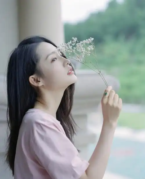 李沁捧花清纯甜美写真