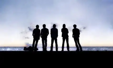 真正的兄弟不是陪着你笑,而是在你难过的时候陪着你哭.2.