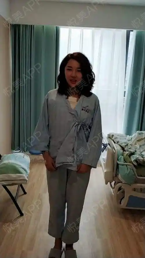 乳房下垂矫正术后4天_假体隆胸术后4天_胸型美化术后4天_隆胸术后4天