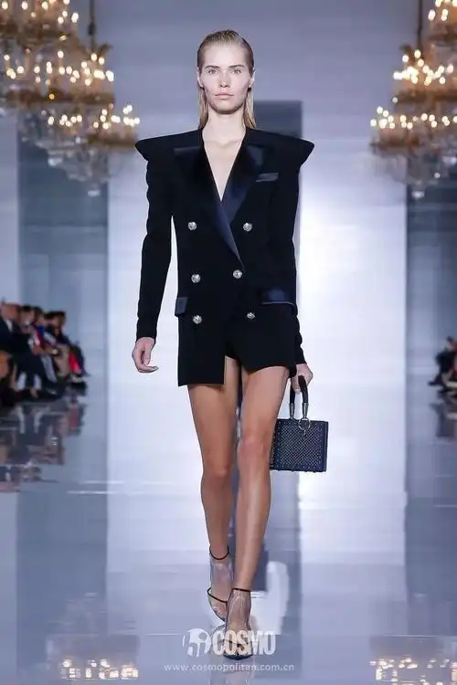 t型台 | 在balmain的秀场,戚薇和佘诗曼展开了关于"谁是夜店女王"的pk