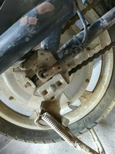 电动车后轮怎么拿下来?那条电源线可以拆掉吗?怎样拆?