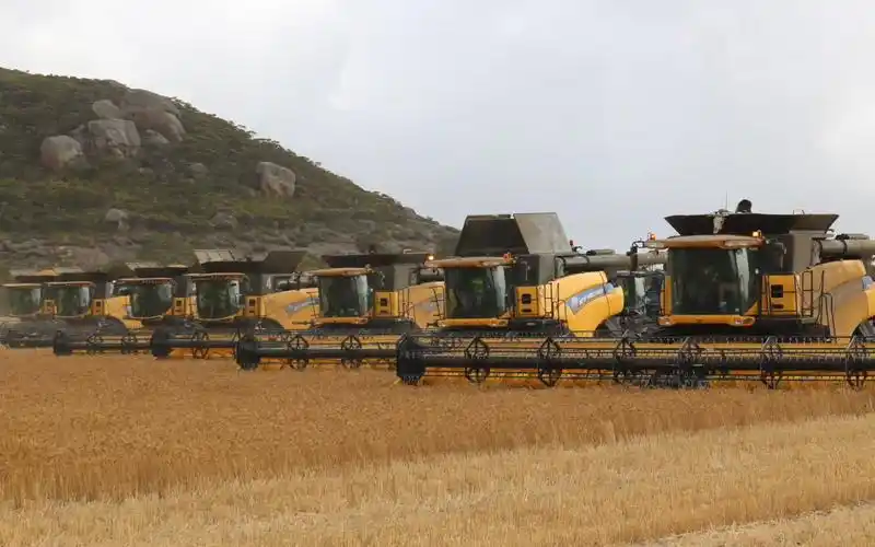 美国的农业机械的发达程度让人惊讶,从播种到收割仿佛就像是一条完整