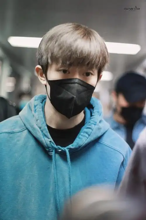 一心一意,易烊千玺##易烊千玺蓝色卫衣机场路透##易烊千玺顺毛刘海