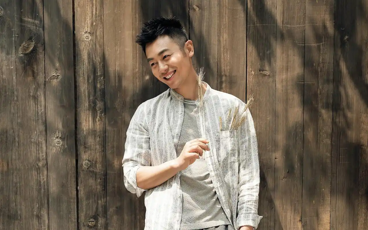 朱亚文身穿西装亮相机场让人惊艳,行走的荷尔蒙果然是一股清流啊