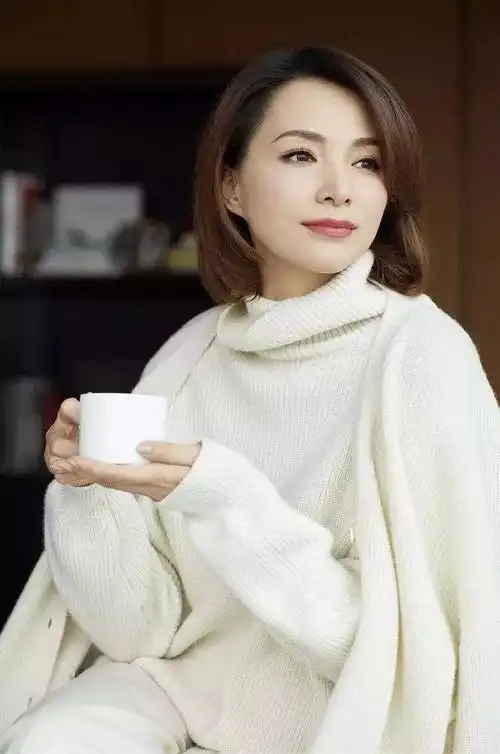 46岁董卿素颜照曝光,骗了所有人,网友:气质女神根本不是天生的!