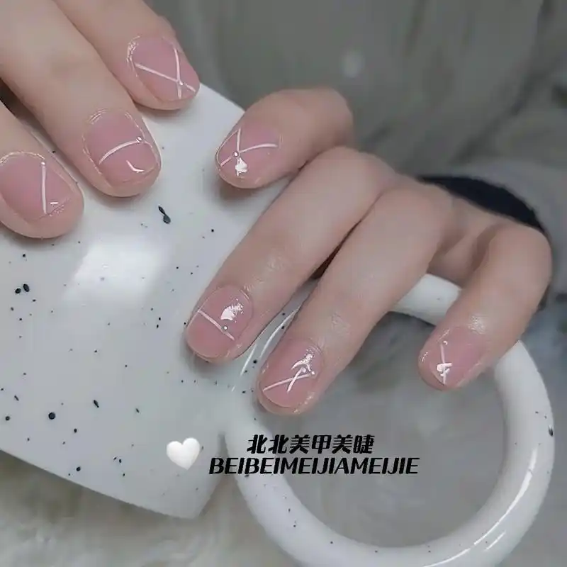 短款裸色线条美甲款式显白温柔