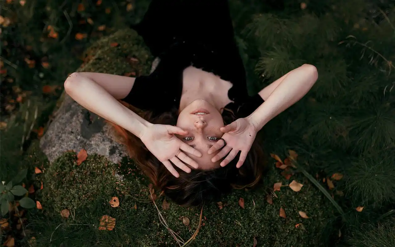 静谧森林欧美美女唯美写真图片壁纸