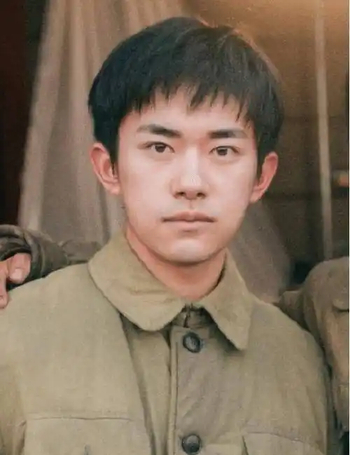 照片中,易烊千玺穿着军装,拿着一大瓶香槟乖巧的站在吴京身旁,吴京将