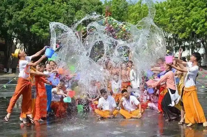 泼水节虽说是傣族的节日,但是热情善良的傣族欢迎各个民族,各个国家的