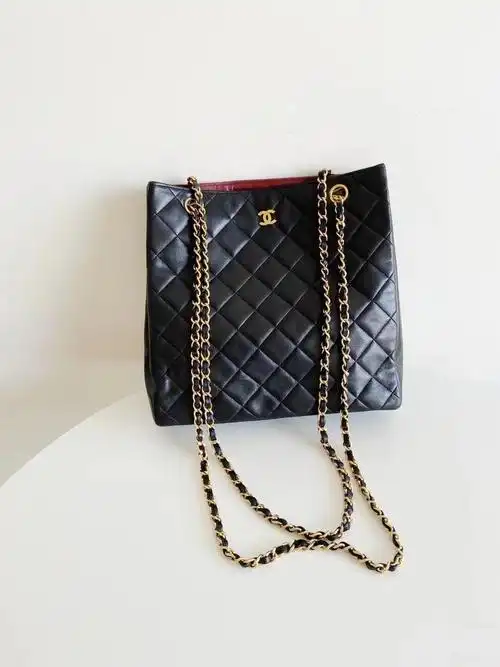 香奈儿经典款链条包(香奈儿原单链条包)-第1张图片-潮百科