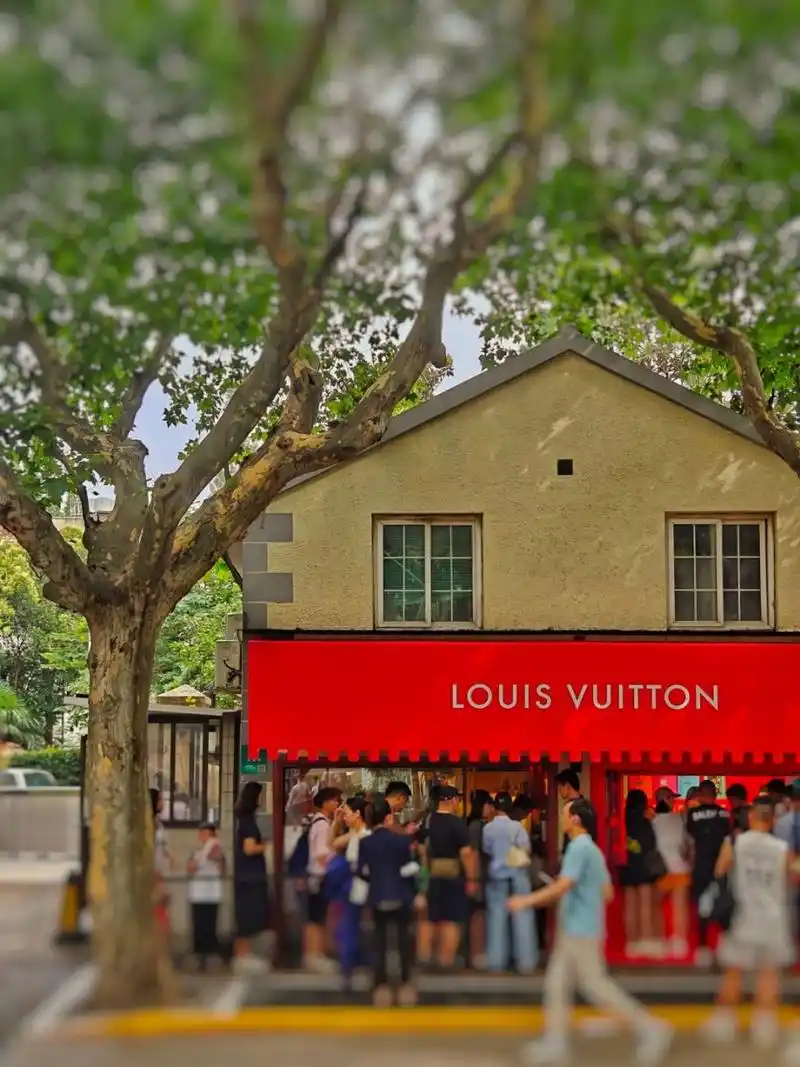 上海lv咖啡馆书店,帆布包 #浪漫生活的记录者# 这或许是平价lv最近的