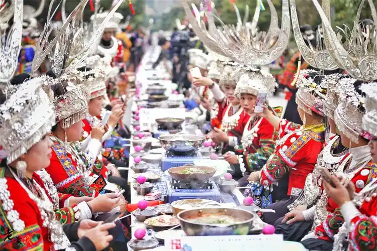 苗家长桌宴,饭菜靠景区观光车运输,装菜用脸盆