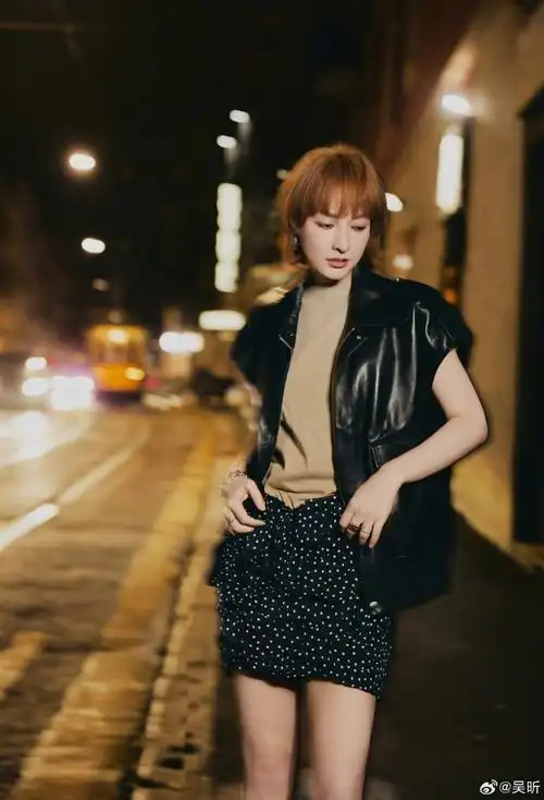 吴昕金色短发#吴昕金色短发77皮衣造型96米兰限定版时髦小吴上线