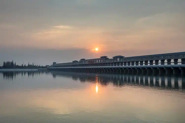 京杭大运河扬州段万福闸风光