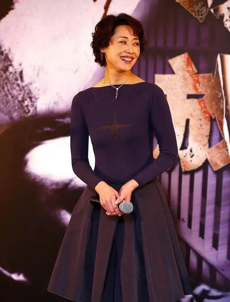 刘蓓的高挑身材真显气质黑色缎面衬衫配窄腿裤穿衣显高有个性