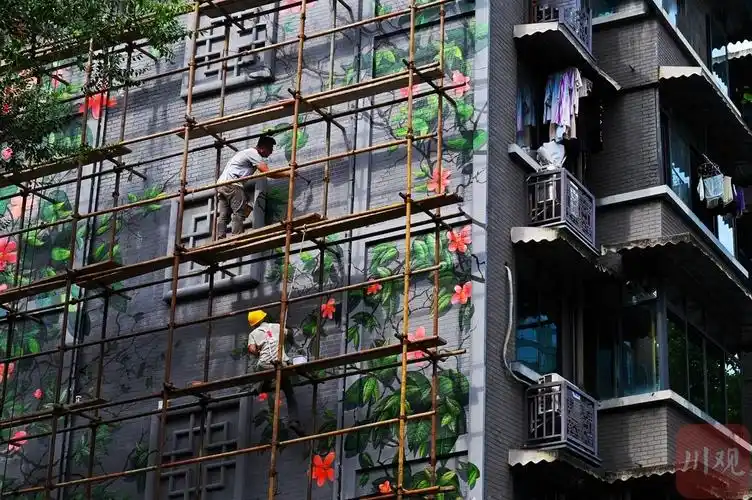 颜值up!墙面彩绘让成都老旧楼房"换新颜"