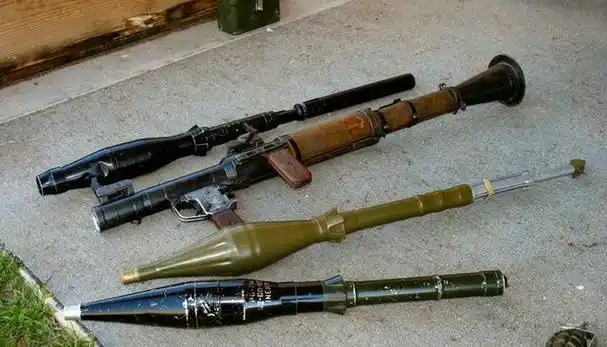 越南步兵手中的重武器:m79榴弹发射器,rpg-7火箭筒,手榴弹