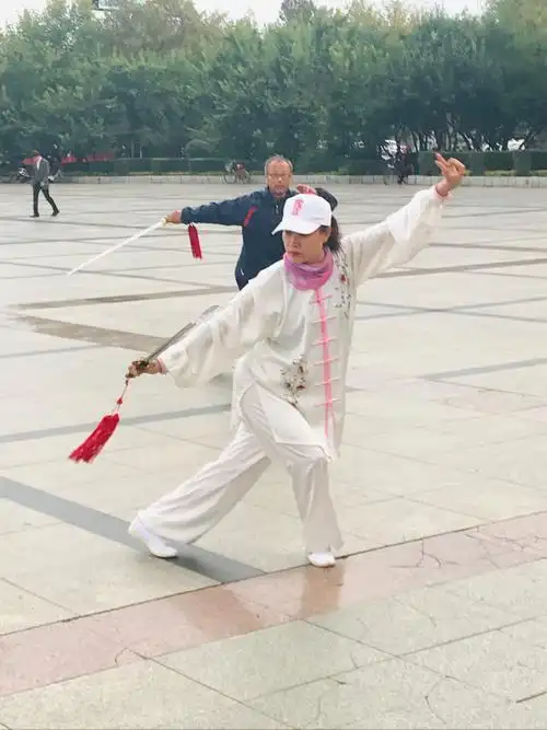 清晨广场一抹朝霞——武当太极剑学习剪影