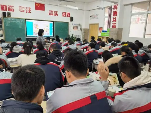 学生们聚精会神的听课并且积极发言.